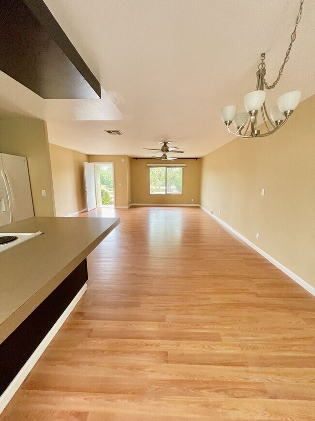 Building Photo - End Unit 3 Bed 2 Bath with a View