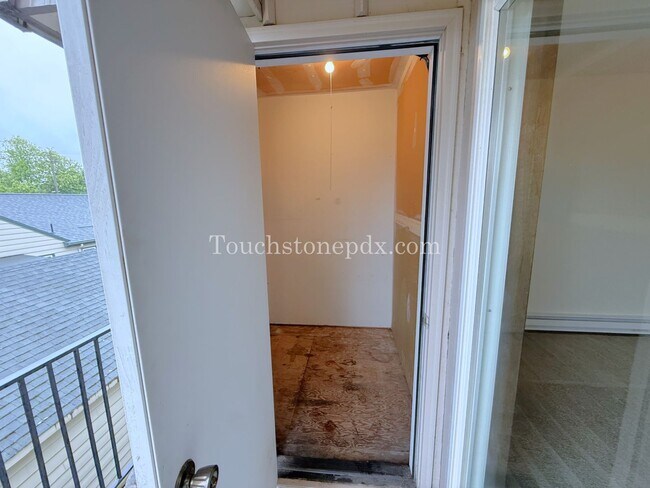 Building Photo - Updated 2 Bdrm Apartment with Balcony in Sellwood Moreland Neighborhood
