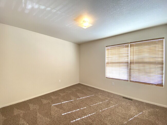 Building Photo - GATED COMMUNITY - 3 Bedroom w/Loft