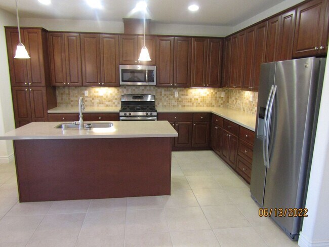 Building Photo - 305 Hampton Dr
