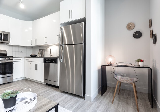 Building Photo - 330 S. Wells St - New Jr One Bed Located i...