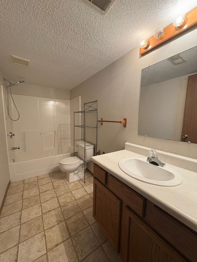 Building Photo - 3 BED | 2 BATH | SPLIT-FOYER HOME | RAPID VALLEY