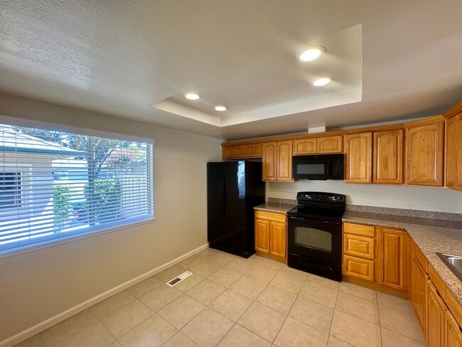 Building Photo - Spacious Townhouse in the Desired Bancroft...