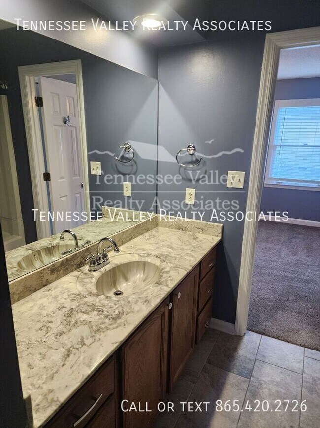 Building Photo - 433 Bramblewood Ln