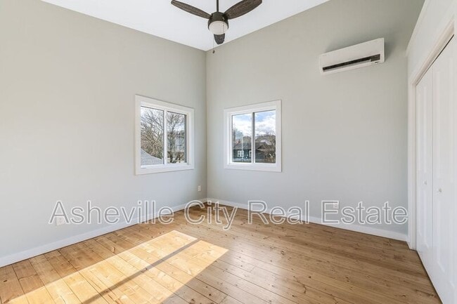 Building Photo - 12 New St