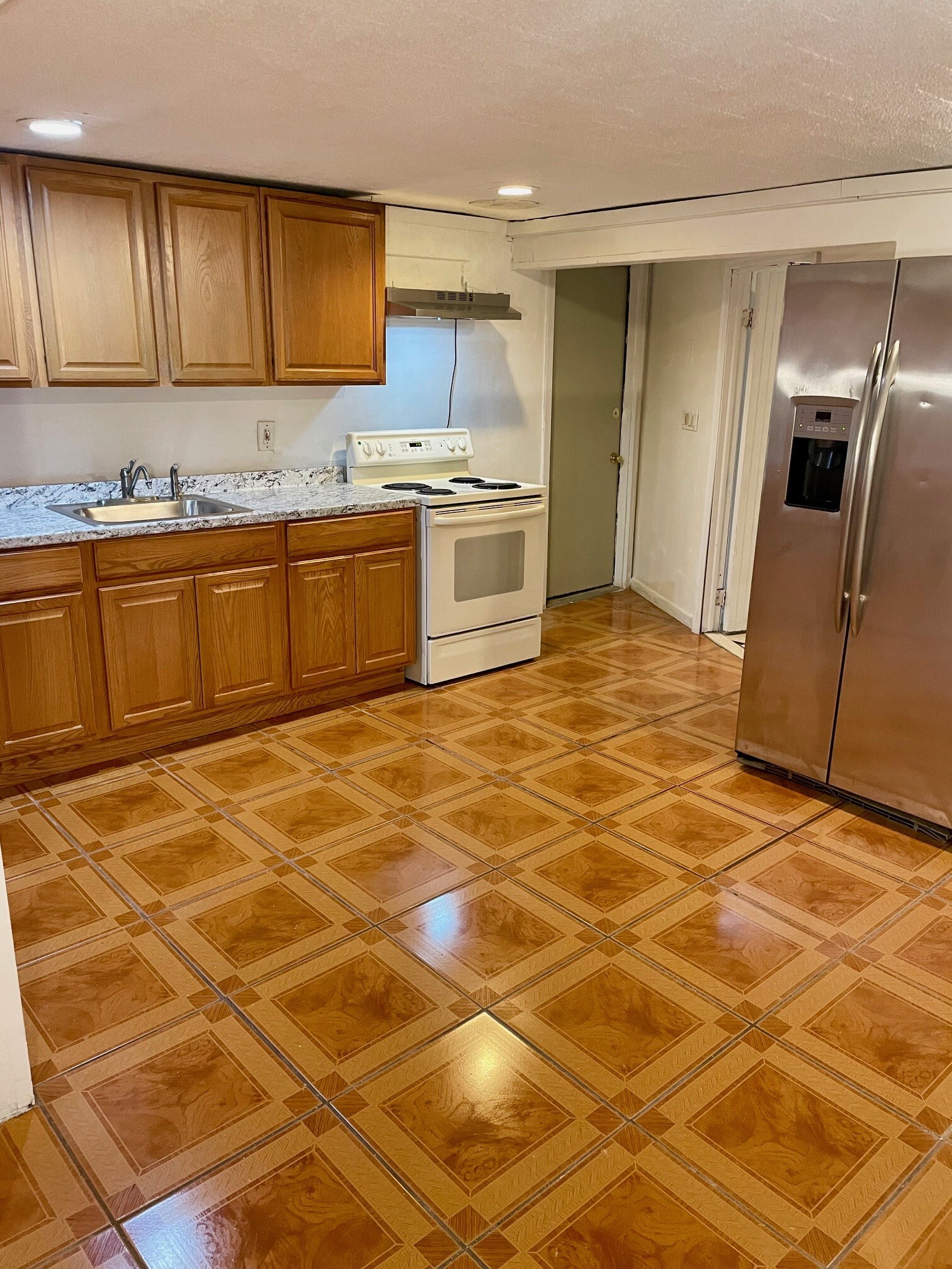 Kitchen - 1077 Martinstein Ave