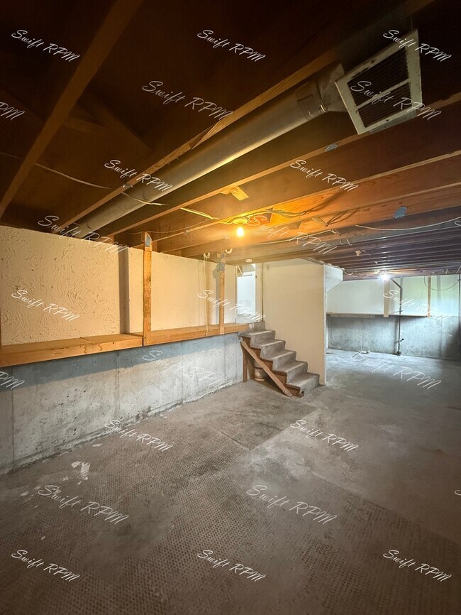 Building Photo - 817 E Sheridan St