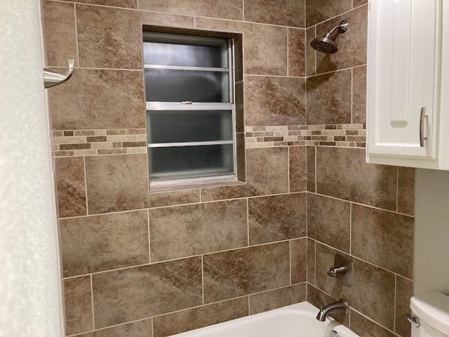 Building Photo - Spacious Executive 4 Bedroom Home