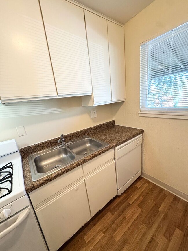Building Photo - Move-in incentive; 1 Bedroom | 1 Bathroom | Private Patio + Small Yard SEE VIDEO