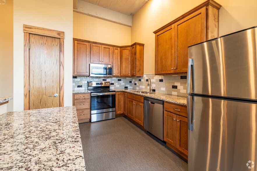 2Br, 2Ba - 1068Sqft - Kitchen - Kansas Avenue Lofts