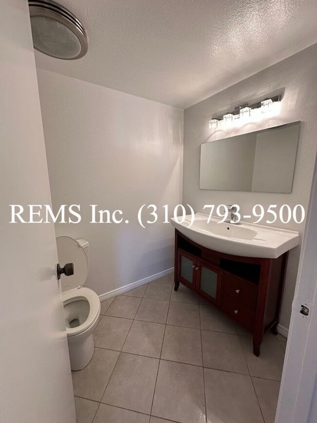 Building Photo - Remodeled Townhome with Garage and Laundry...