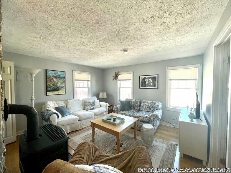 Building Photo - 525 E 3rd St