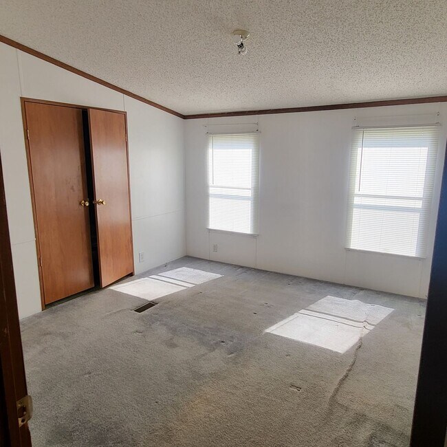 Building Photo - 710 Blue Bird Dr