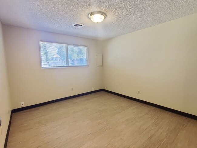 Building Photo - Central Kennewick Duplex for Rent