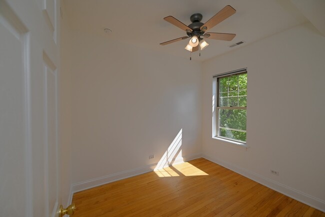 Building Photo - 7404 N Oakley Ave