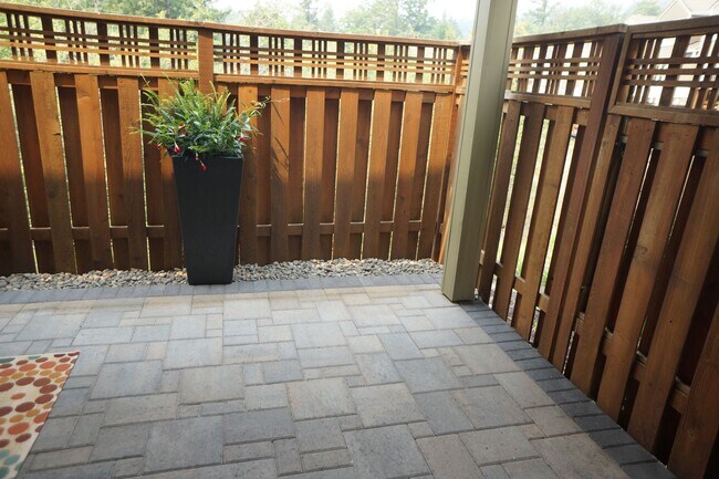 Building Photo - Spectacular NW Portland 3 bedroom Townhouse