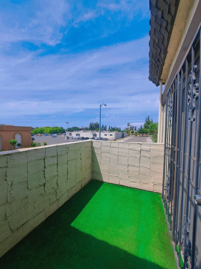 Building Photo - Beautiful 2 Bedroom Condominium Near Fashi...
