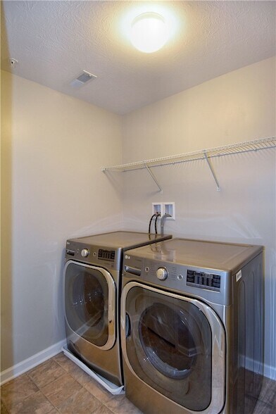 Building Photo - 616 Edison Dr