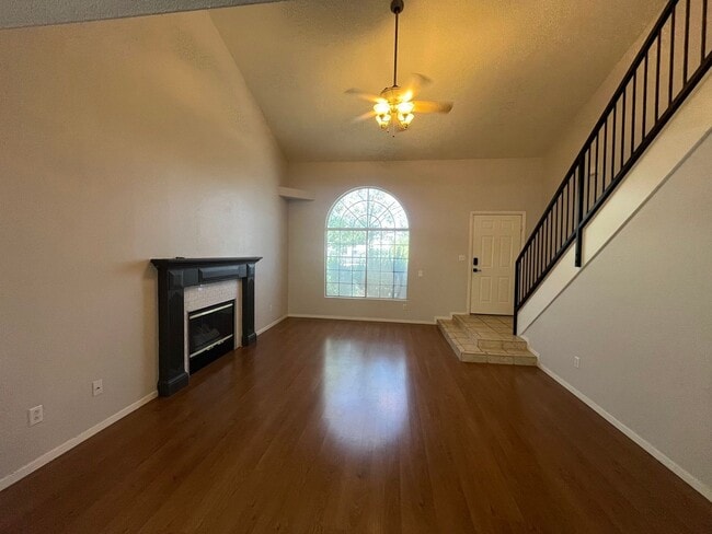 Building Photo - Charming Oversized 2 Bed, 2 Bath Townhouse...