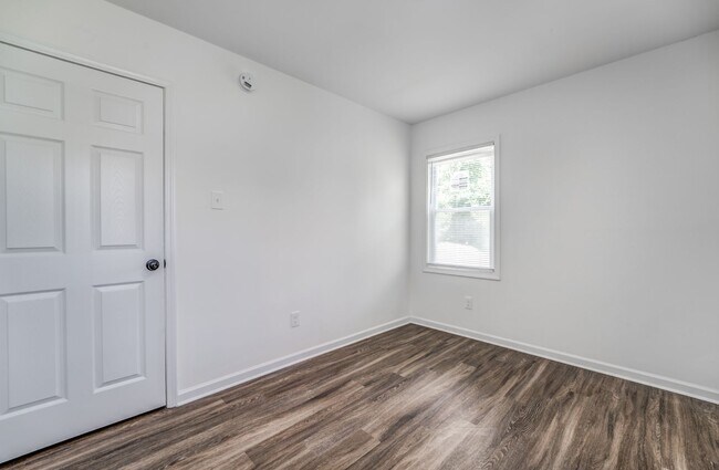 Building Photo - 405 W Brooks Rd