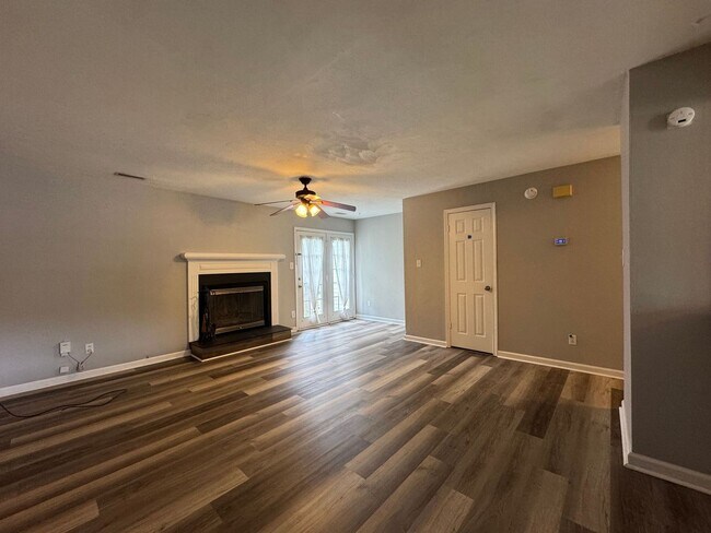 Building Photo - Charming Waterfront Townhouse in Virginia Beach!