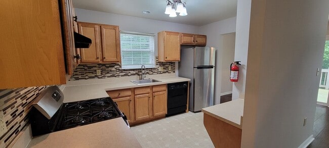 Building Photo - Beautiful 3 bedroom 2.5 bathroom END Unit ...
