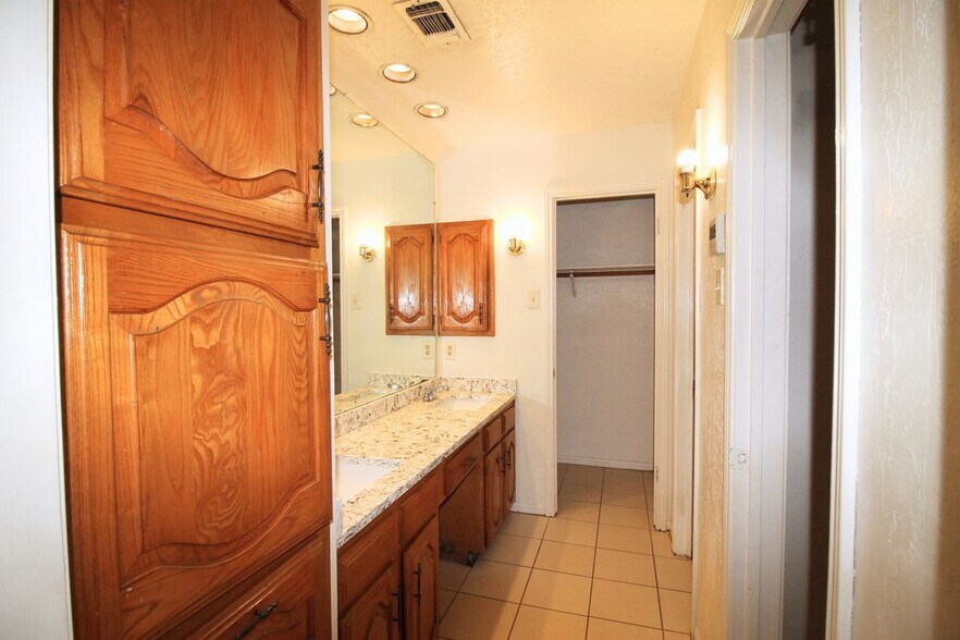 Building Photo - 711 Dickey Dr