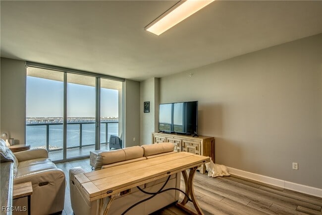 Building Photo - 3000 Oasis Grand Blvd