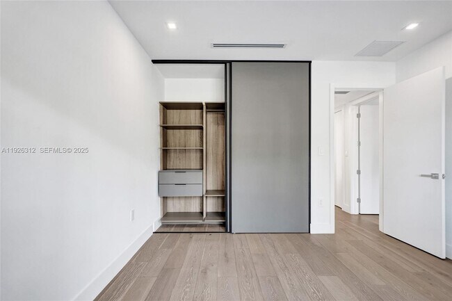 Building Photo - 200 Sunrise Dr