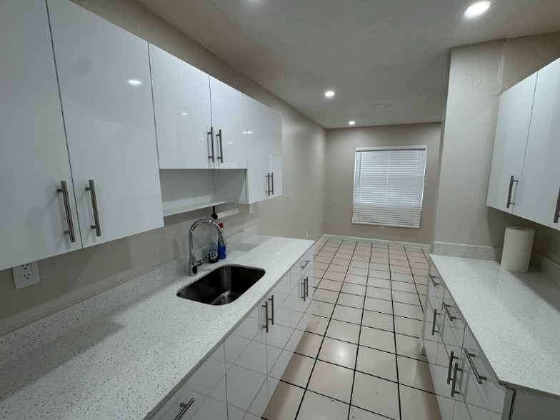 Building Photo - 933 SW 16th Pl