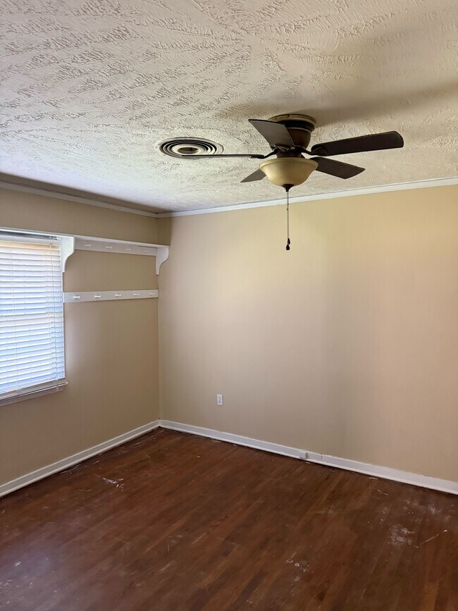 Building Photo - 430 Cedarhurst Dr