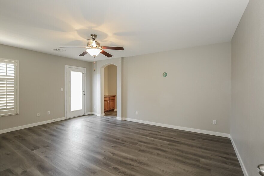 Building Photo - 1081 Crescent Falls St