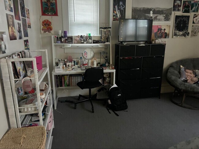 Building Photo - PRELEASE: Spacious 5+ bdrm/2 bath in York Neighborhood