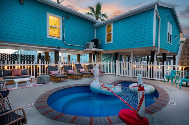 Building Photo - 602 N Palimino Dr