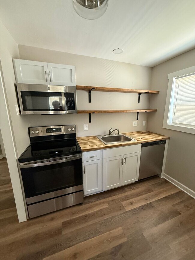 Building Photo - Charming South City Bungalow with Modern T...