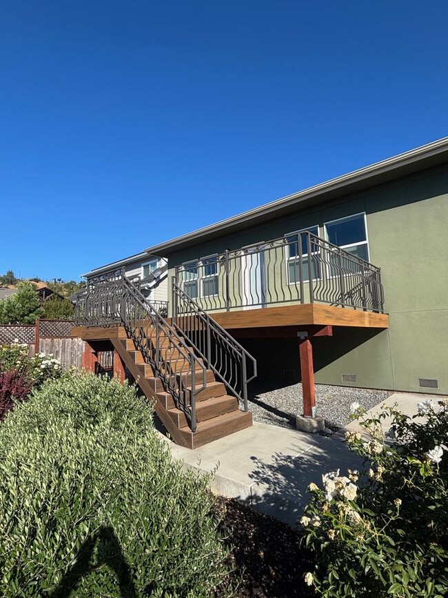 Building Photo - Newer Single Level 3 Bedroom 2 Bathroom lo...