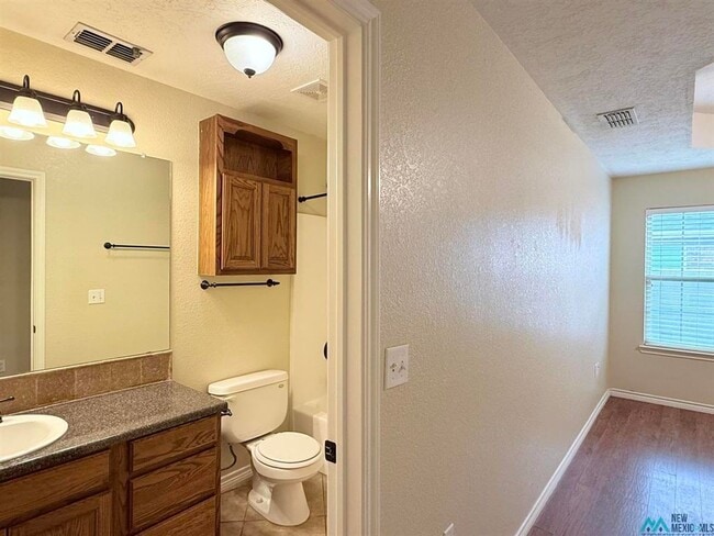 Building Photo - 1347 Oakwood Cir