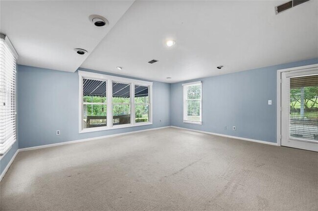 Building Photo - 207 Farmington Rd