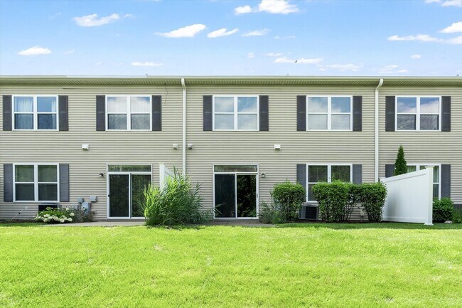 Building Photo - 484 Majestic Ln