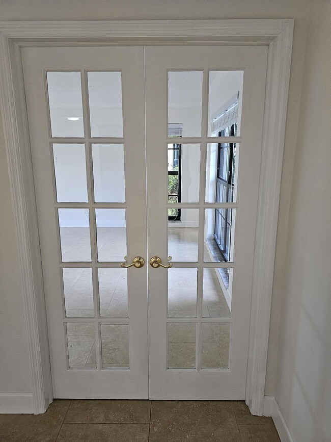 Building Photo - 435 Pine Villa Dr