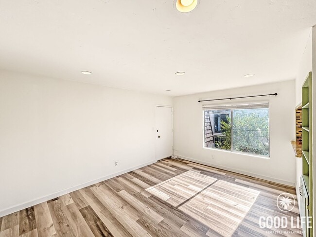 Building Photo - Beautiful 1BD/1BA W/ Laundry On-Site and Reserved Parking in Corridor!