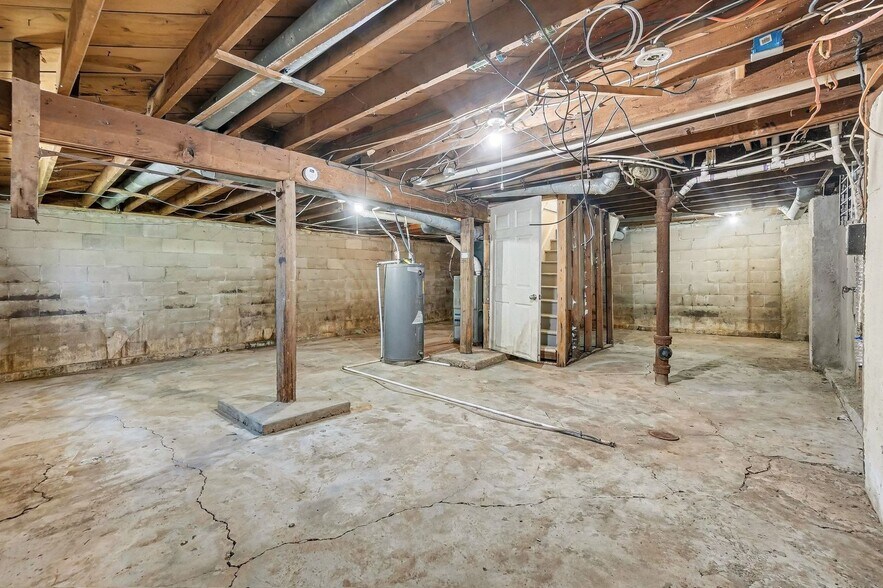 Building Photo - 3854 E 59th St