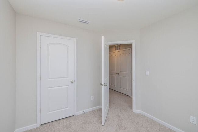 Building Photo - BEAUTIFUL 3BD/2.5BTH Townhome - MALLARD CREEK- ASK ABOUT OUR JANUARY MOVE IN SPECIAL