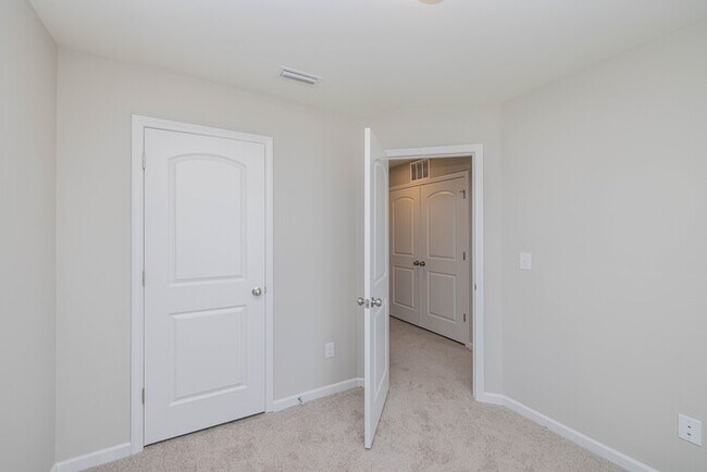 Building Photo - BEAUTIFUL 3BD/2.5BTH Townhome - MALLARD CREEK