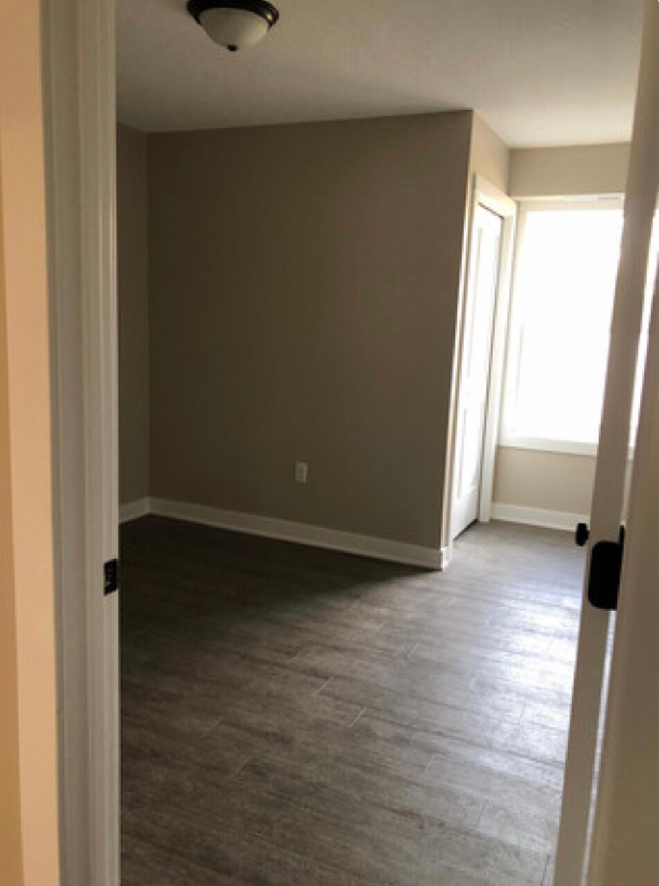 Building Photo - 84 Curtice St E