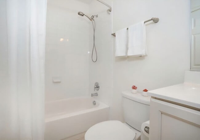 Building Photo - Spacious End-Unit Townhome for Rent in Mer...