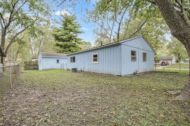 Building Photo - 2425 E Elm St