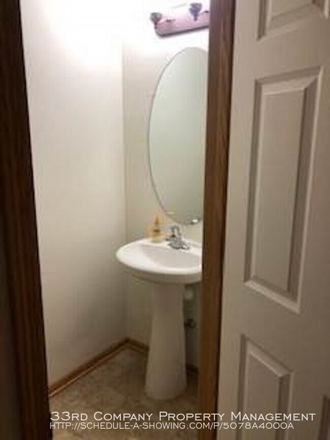 Building Photo - Woodbury 3 Bedroom End Unit Townhome!