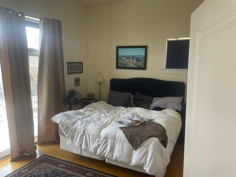 Building Photo - 857 N Paulina St