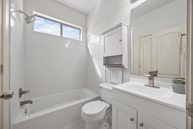 Building Photo - 2109 Zoa Dr
